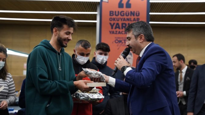 Bu Kütüphane Bir Yıldır Uyumuyor