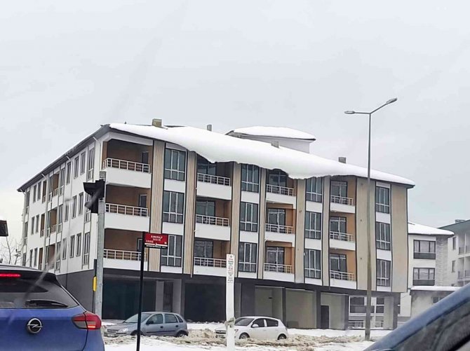 Buz Sarkıtları Ve Çatılardaki Karlara Dikkat