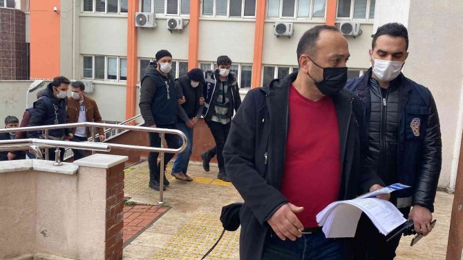 Eşini Çekiçle Öldüren Zanlı Adliyede