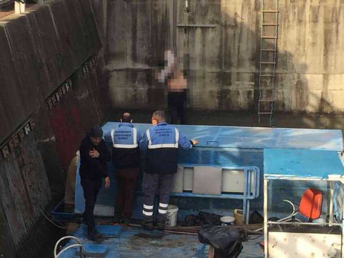 Nehirde Bulunan Erkek Cesedi Vinçle Çıkarıldı