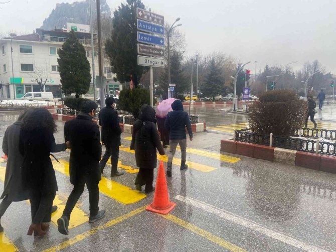 Afyonkarahisar’da Yağmur Yağışı Etkili Oldu