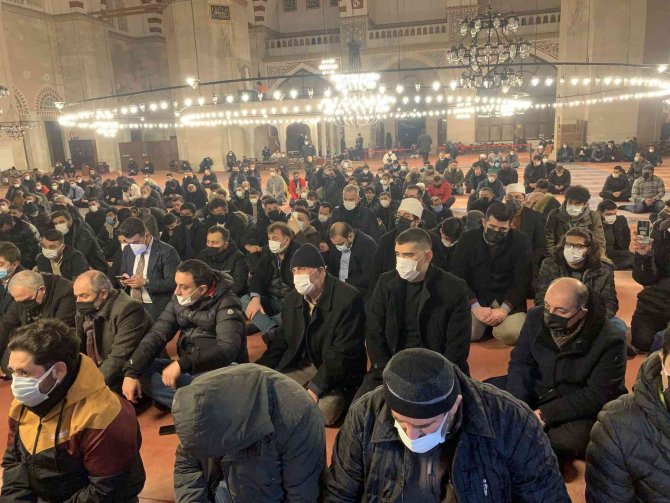 Ak Parti İ̇stanbul İ̇l Gençlik Kolları’ndan Regaip Kandili Programı