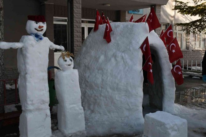 Derste Gördükleri Eskimoların Yaşadığı İgloyu Okul Bahçesine Yaptılar