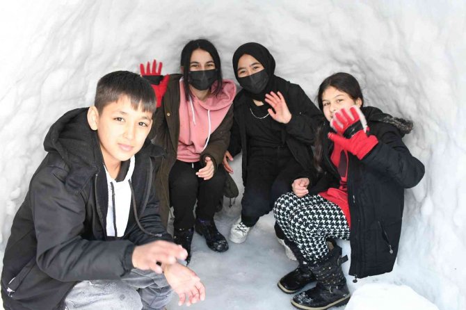 Derste Gördükleri Eskimoların Yaşadığı İgloyu Okul Bahçesine Yaptılar