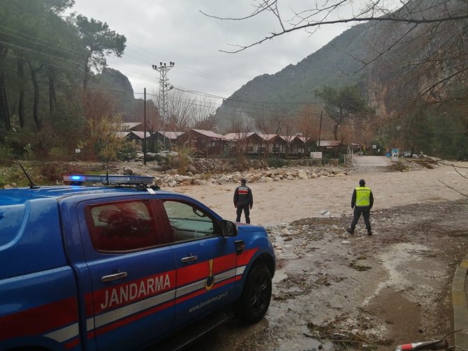 Jandarma, 412 Devriyeden Oluşan 897 Personel İle Hava Muhalefetiyle Mücadele Ediyor