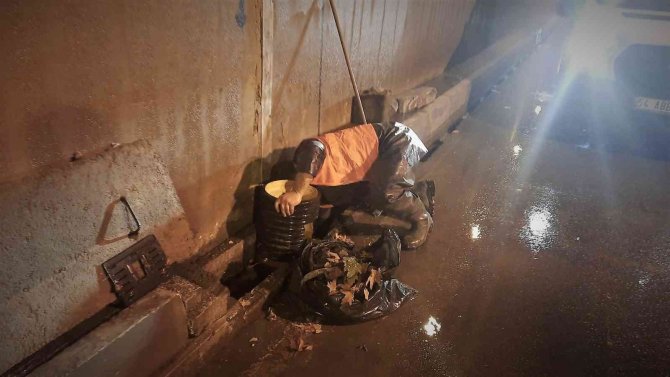 Antalya’da Yüksekte Kar Merkezde Dolu İle Mücadele