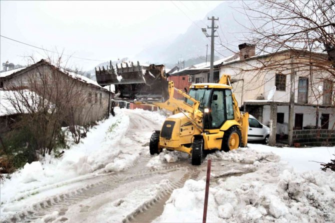 Antalya’da 30 Santimetre Dolu Yağdı, Temizlik İçin İş Makineleri Seferber Oldu