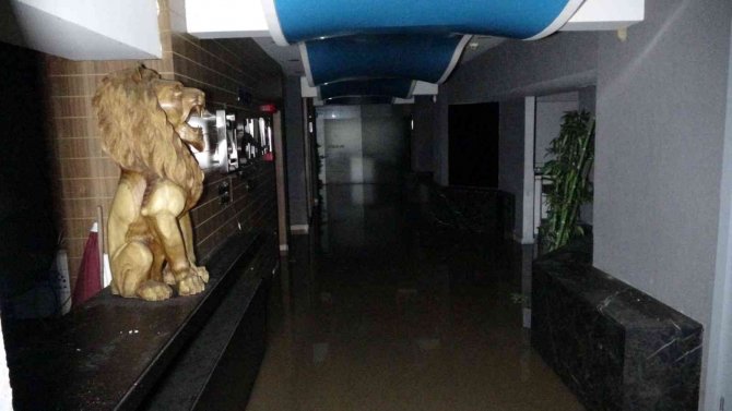 Manavgat Şelalesi’nde Bulunan Tesisler Sular Altında Kaldı