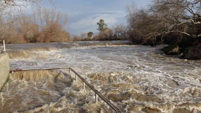 Manavgat Şelalesi’nde Bulunan Tesisler Sular Altında Kaldı