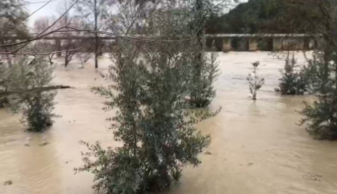 Aşırı Yağış Köprüçayı Irmağı’nı Taşırdı, Irmak Kenarındaki Restoran Su Altında Kaldı