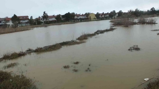 Balıkesir’de Arazileri Sular Bastı, Arı Kovanları Su Altında Kaldı