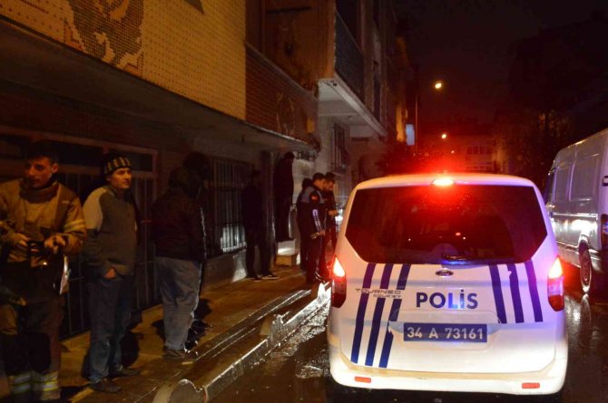 Bağcılar’da 3 Katlı Binanın Bahçesinde Yaşanan Göçük Panik Oluşturdu