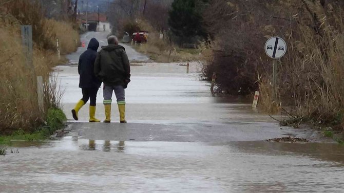 Havran Çayı Taştı, Kara Yolu Trafiğe Kapandı