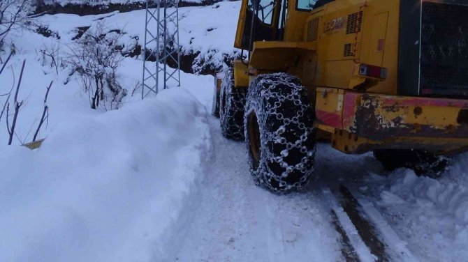 Batman Kırsalında Kar Kalınlığı 2 Metreyi Aştı: 7 Köy Ve 14 Mezra Yolunun Açılması İçin Çalışmalar Devam Ediyor