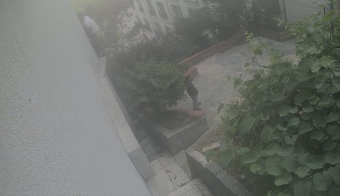 İ̇stanbul’da Otele Tırmanan Hırsızlar Kamerada: Cüzdan Çalıp Paraları Bölüştüler