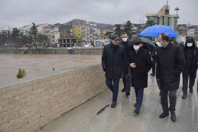 Biga’da Sel Sularında Mahsur Kalan Aile İş Makinesiyle Kurtarıldı