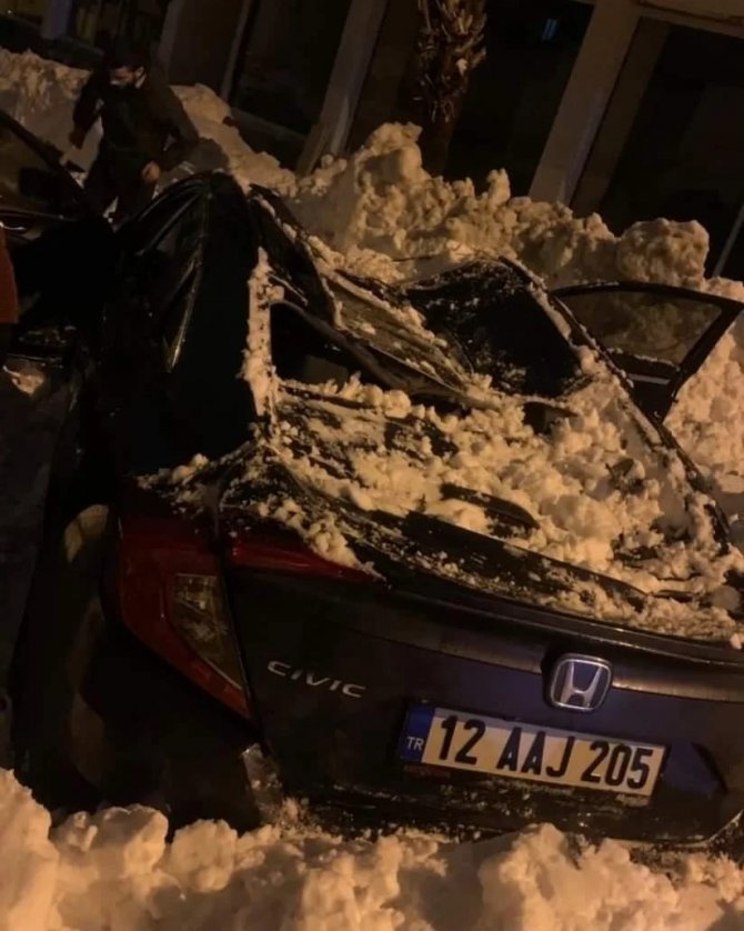 Üzerine Kar Kütlesi Düşen Otomobil Kullanılmaz Hale Geldi