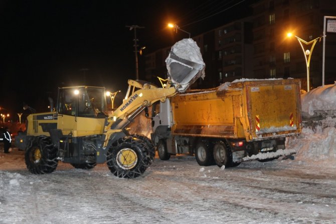 Bitlis’te 2 Bin 500 Kamyon Kar Taşındı