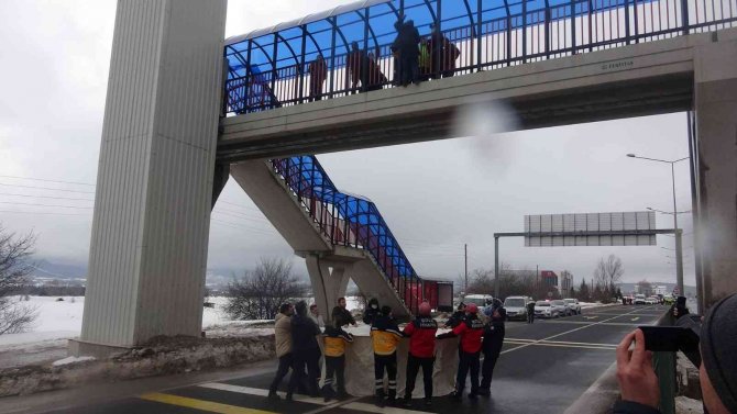 D100’de Araçları Durdurup Para İstedi, Polis Gelince Üst Geçitten İntihara Kalkıştı