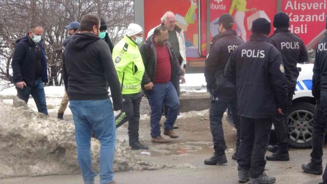 D100’de Araçları Durdurup Para İstedi, Polis Gelince Üst Geçitten İntihara Kalkıştı