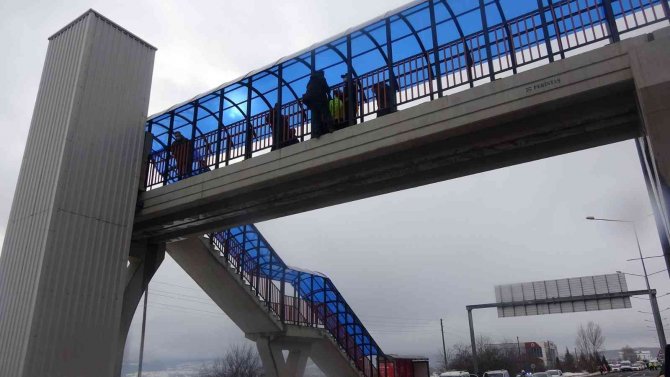 D100’de Araçları Durdurup Para İstedi, Polis Gelince Üst Geçitten İntihara Kalkıştı