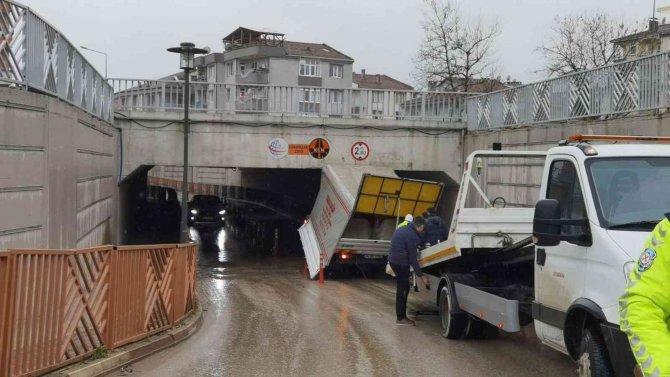 Alt Geçide Takılan Kamyonetin Kasası Parçalara Ayrıldı