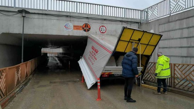 Alt Geçide Takılan Kamyonetin Kasası Parçalara Ayrıldı