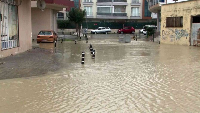 Büyükçekmece’de Yağış Nedeniyle Rögarlar Taşınca Sokaklar Sular Altında Kaldı
