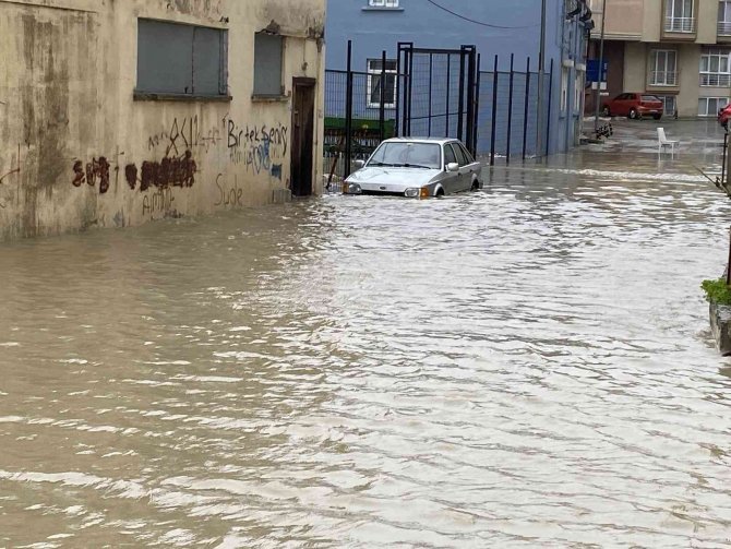 Büyükçekmece’de Sokakları Su Bastı, Vatandaşlar İ̇ski̇’ye Tepki Gösterdi