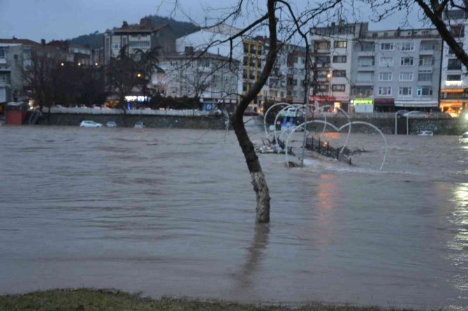 Çanakkale’de Çay Taştı Araçlar Sular Altında Kaldı