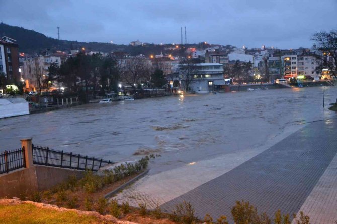 Çanakkale’de Çay Taştı Araçlar Sular Altında Kaldı