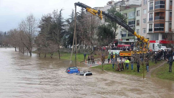 Biga’da Sel Sularına Kapılan Araçlar Kurtarılıyor