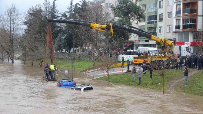 Biga’da Sel Sularına Kapılan Araçlar Kurtarılıyor