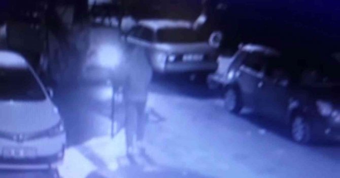 Çekmeköy’de Apartman Bahçesinin Kapısının Çalındığı Anlar Kamerada