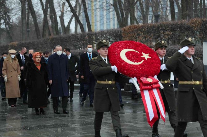 Cumhurbaşkanı Erdoğan, Ukrayna’daki Meçhul Asker Anıtı’na Çelenk Bıraktı