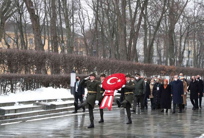 Cumhurbaşkanı Erdoğan, Ukrayna’daki Meçhul Asker Anıtı’na Çelenk Bıraktı