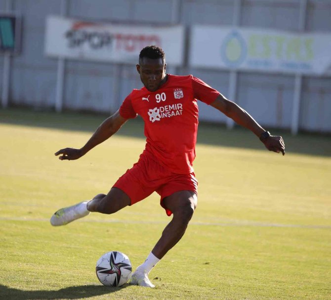 Sivasspor’da Leke James Ameliyat Edildi
