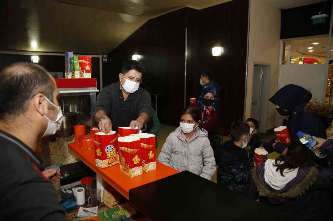 Çocuklara Karne Hediyesi Döşemealtı Belediyesi’nden