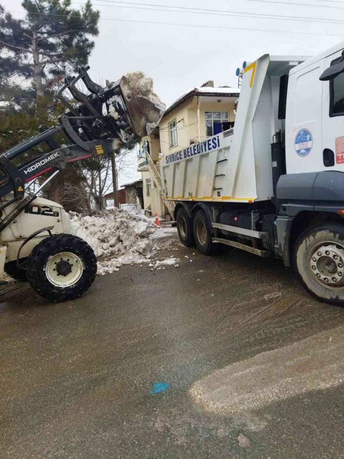 Sivrice’de Kar Birikintileri Kamyonlarla İlçe Dışına Taşınıyor