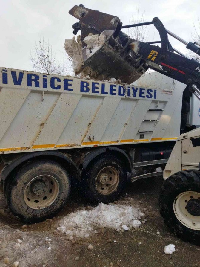 Sivrice’de Kar Birikintileri Kamyonlarla İlçe Dışına Taşınıyor