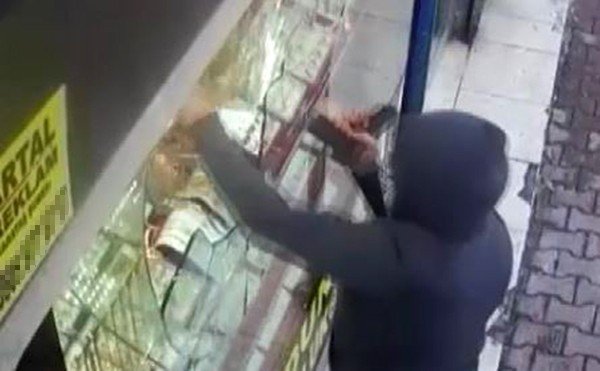 Önce Kabzayla Camı Kırdı, Sonra Yarım Kilo Altını Çaldı