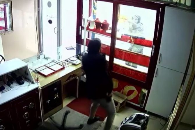 Önce Kabzayla Camı Kırdı, Sonra Yarım Kilo Altını Çaldı