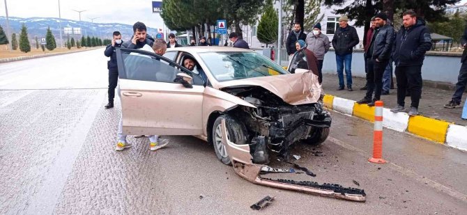 Gediz’de İki Otomobil Kafa Kafaya Çarpıştı: 7 Yaralı