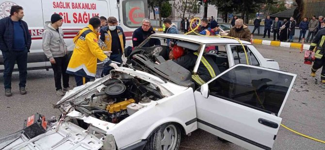 Gediz’de İki Otomobil Kafa Kafaya Çarpıştı: 7 Yaralı