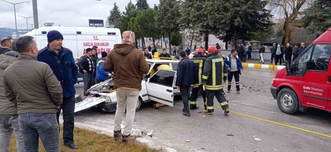 Gediz’de İki Otomobil Kafa Kafaya Çarpıştı: 7 Yaralı