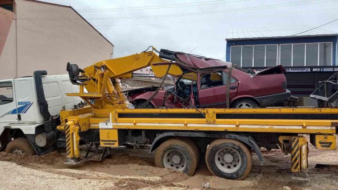 Otomobil Dereye Uçtu: 2 Yaralı