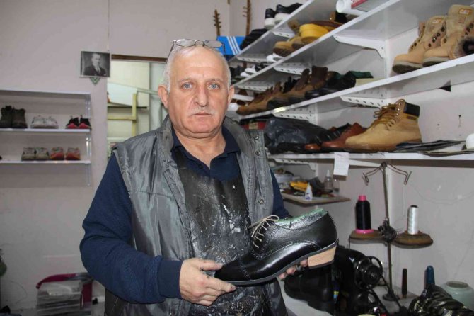 Giresunlu Ayakkabı Ustası Fabrika Üretimine Karşın Yarım Asırdır El Emeği Ayakkabı Üretmeyi Sürdürüyor