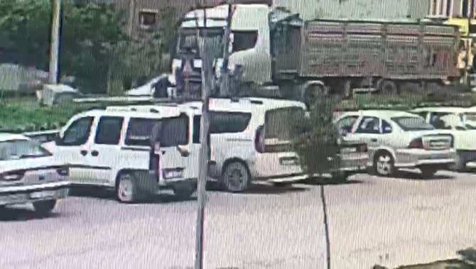 Yaşlı Kadın Tırın Altında Kaldı