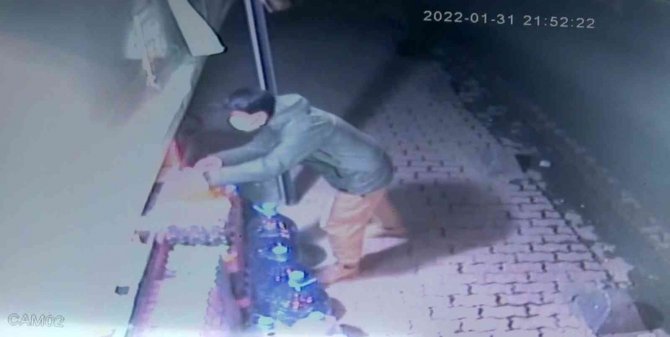 Küçükçekmece’de Kola Hırsızını, Yoldan Geçen Kurye Yakaladı
