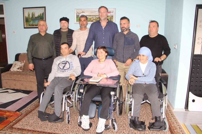 Hollanda’dan Gelip Samsun’daki Bedensel Engellilere Akülü Sandalye Dağıttı